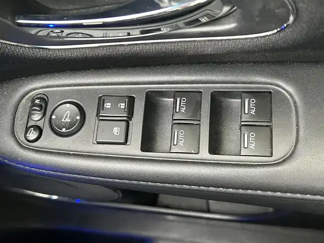 ホンダ ヴェゼル ハイブリッド Z 愛知県 2015(平27)年 10.1万km ホワイトオーキッドパール ワンオーナー/SDナビ（BT/SD/FM/AM/DVD/CD)/ワンセグTV/バックカメラ/LEDヘッドライト/フォグランプ/ETC/プッシュスタート/運転席＆助手席シートヒーター/パドルシフト/革ステアリング/ルーフレール/純正17インチAW/スマートキー/スペアキー