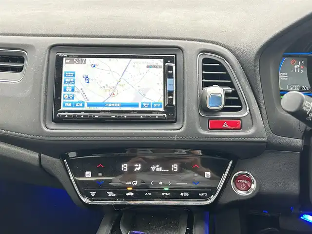 ホンダ ヴェゼル ハイブリッド Z 愛知県 2015(平27)年 10.1万km ホワイトオーキッドパール ワンオーナー/SDナビ（BT/SD/FM/AM/DVD/CD)/ワンセグTV/バックカメラ/LEDヘッドライト/フォグランプ/ETC/プッシュスタート/運転席＆助手席シートヒーター/パドルシフト/革ステアリング/ルーフレール/純正17インチAW/スマートキー/スペアキー