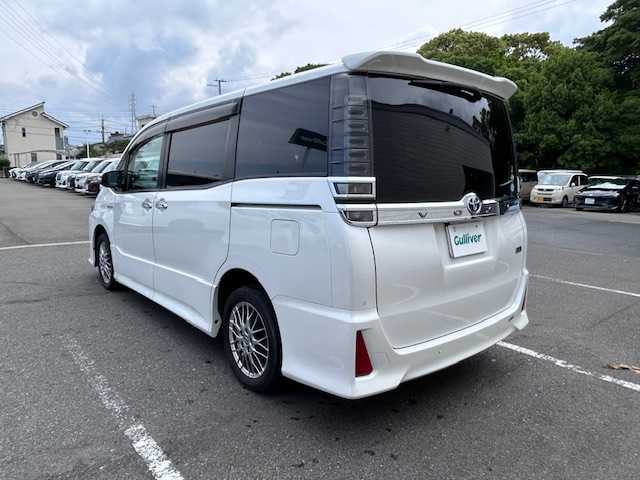 トヨタ ヴォクシー ハイブリッド ZS 煌Ⅱ 大阪府 2020(令2)年 4.6万km ホワイトパールクリスタルシャイン 純正9インチナビ(BT/フルセグ/DVD)/バックカメラ/クルーズコントロール/プリクラッシュセーフティー/レーンキープアシスト/横滑り防止装置/盗難防止装置/両側パワースライドドア/LEDヘッドライト/オートライト/オートマチックハイビーム/ビルトインETC/ドライブレコーダー/シートヒーター/純正アルミホイール/純正フロアマット/スペアキー(1本)/プッシュスタート