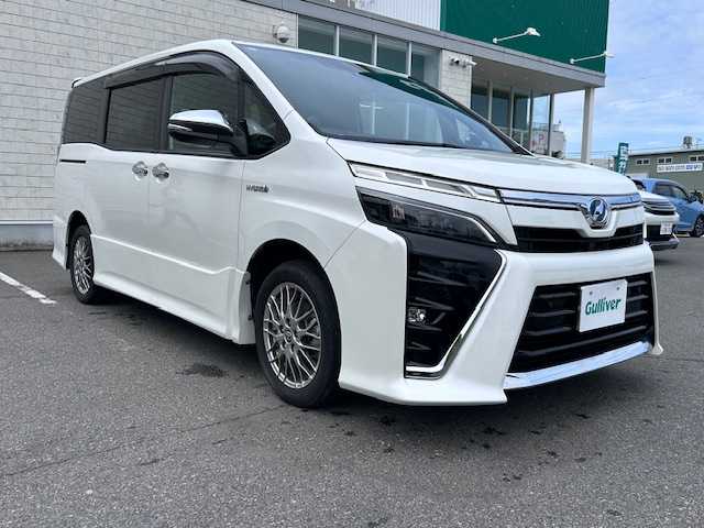 トヨタ ヴォクシー ハイブリッド ZS 煌Ⅱ 大阪府 2020(令2)年 4.6万km ホワイトパールクリスタルシャイン 純正9インチナビ(BT/フルセグ/DVD)/バックカメラ/クルーズコントロール/プリクラッシュセーフティー/レーンキープアシスト/横滑り防止装置/盗難防止装置/両側パワースライドドア/LEDヘッドライト/オートライト/オートマチックハイビーム/ビルトインETC/ドライブレコーダー/シートヒーター/純正アルミホイール/純正フロアマット/スペアキー(1本)/プッシュスタート