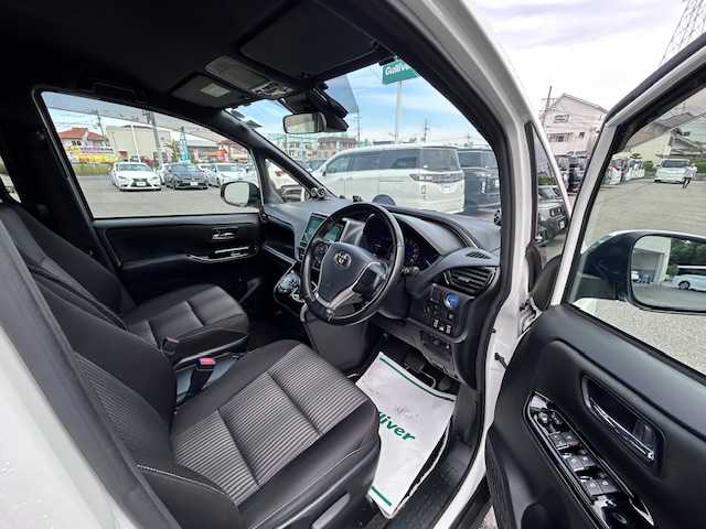 トヨタ ヴォクシー ハイブリッド ZS 煌Ⅱ 大阪府 2020(令2)年 4.6万km ホワイトパールクリスタルシャイン 純正9インチナビ(BT/フルセグ/DVD)/バックカメラ/クルーズコントロール/プリクラッシュセーフティー/レーンキープアシスト/横滑り防止装置/盗難防止装置/両側パワースライドドア/LEDヘッドライト/オートライト/オートマチックハイビーム/ビルトインETC/ドライブレコーダー/シートヒーター/純正アルミホイール/純正フロアマット/スペアキー(1本)/プッシュスタート