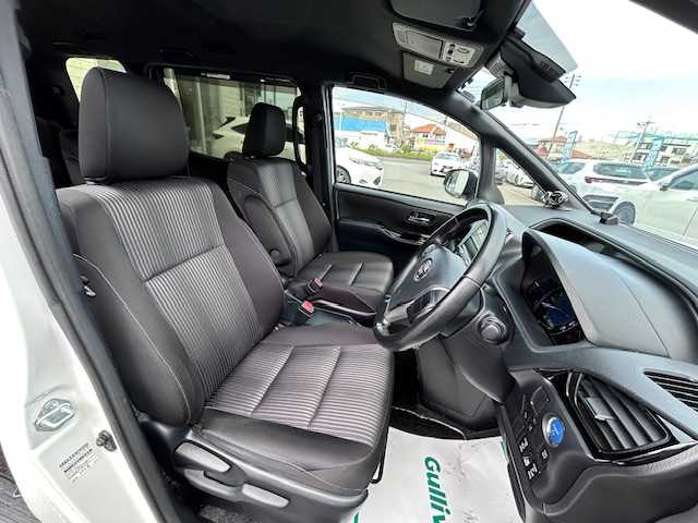 トヨタ ヴォクシー ハイブリッド ZS 煌Ⅱ 大阪府 2020(令2)年 4.6万km ホワイトパールクリスタルシャイン 純正9インチナビ(BT/フルセグ/DVD)/バックカメラ/クルーズコントロール/プリクラッシュセーフティー/レーンキープアシスト/横滑り防止装置/盗難防止装置/両側パワースライドドア/LEDヘッドライト/オートライト/オートマチックハイビーム/ビルトインETC/ドライブレコーダー/シートヒーター/純正アルミホイール/純正フロアマット/スペアキー(1本)/プッシュスタート