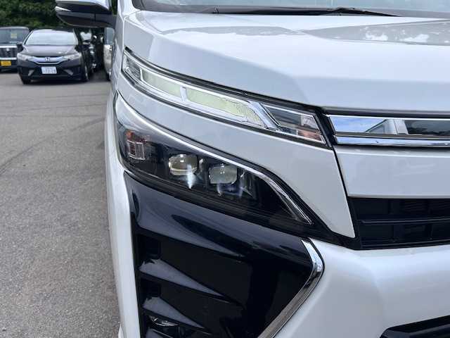 トヨタ ヴォクシー ハイブリッド ZS 煌Ⅱ 大阪府 2020(令2)年 4.6万km ホワイトパールクリスタルシャイン 純正9インチナビ(BT/フルセグ/DVD)/バックカメラ/クルーズコントロール/プリクラッシュセーフティー/レーンキープアシスト/横滑り防止装置/盗難防止装置/両側パワースライドドア/LEDヘッドライト/オートライト/オートマチックハイビーム/ビルトインETC/ドライブレコーダー/シートヒーター/純正アルミホイール/純正フロアマット/スペアキー(1本)/プッシュスタート