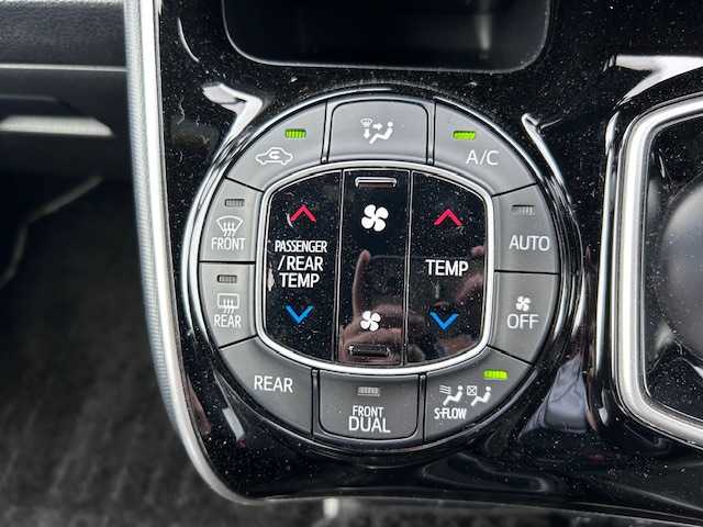 トヨタ ヴォクシー ハイブリッド ZS 煌Ⅱ 大阪府 2020(令2)年 4.6万km ホワイトパールクリスタルシャイン 純正9インチナビ(BT/フルセグ/DVD)/バックカメラ/クルーズコントロール/プリクラッシュセーフティー/レーンキープアシスト/横滑り防止装置/盗難防止装置/両側パワースライドドア/LEDヘッドライト/オートライト/オートマチックハイビーム/ビルトインETC/ドライブレコーダー/シートヒーター/純正アルミホイール/純正フロアマット/スペアキー(1本)/プッシュスタート
