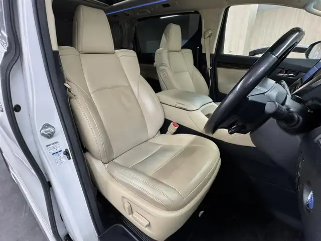 トヨタ アルファードハイブリット G Fパッケージ 三重県 2019(令1)年 11.2万km ホワイトパールクリスタルシャイン ハイブリッド/E-four（4WD）/MTモード付インパネCVT/純正 10インチナビ NSZN-Z68T/（AM/FM/CD/DVD/TV/SD/SDREC/Bluetooth）/バックガイドモニター/モデリスタエアロ（F/S/R下）/両側パワースライドドア/ドライブレコーダー 前後/ビルトイン ETC/Toyota Safety Sense/・プリクラッシュセーフティ/・レーントレーシングアシスト/・レーダークルコン（全車速追従機能付）/・アダプティブハイビームシステム/・インテリジェントクリアランスソナー（パーキングサポートブレーキ［静止物＆後方接近車］）/・【OP】ブラインドスポットモニター＆リヤクロストラフィックアラート/・ロードサインアシスト［RSA］/など/装備/・【OP】ツインムーンルーフ/・【OP】デジタルインナーミラー/・ベージュ本革シート/・AC100Vアクセサリーコンセント（1500W：5ヶ）/・シートヒーター＆ベンチレーション（D/N）/・ステアリングヒーター/・エグゼクティブパワーシート（D6way/N4way＆電動オットマン/2ndシート電動リクライニング・オットマン）/・両側パワースライドドア/・パワーバックドア/など