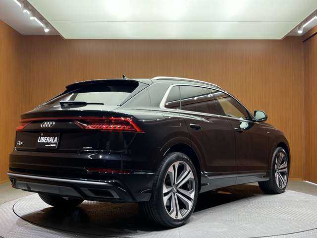 アウディ Ｑ８ 55TFSIクワトロ デビューPKG Sライン 千葉県 2019(令1)年 3.4万km ディープブラックパールエフェクト コンフォートアシスタンスＰＫＧ　/Ｂａｎｇ＆Ｏｌｕｆｓｅｎサウンド　/純正２２インチＡＷ　/半革シート　/ＡＣＣ　/ナビ　/ＴＶ　/Ｂｌｕｅｔｏｏｔｈ接続　/３６０°マトリクスＬＥＤライト　/電動リアゲート　/衝突軽減Ｂ
