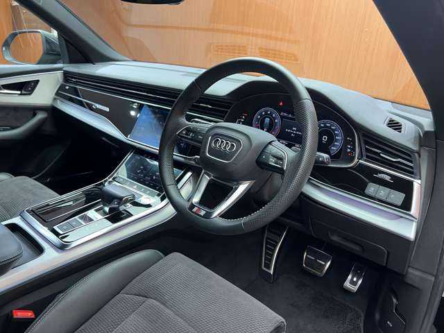 アウディ Ｑ８ 55TFSIクワトロ デビューPKG Sライン 千葉県 2019(令1)年 3.4万km ディープブラックパールエフェクト コンフォートアシスタンスＰＫＧ　/Ｂａｎｇ＆Ｏｌｕｆｓｅｎサウンド　/純正２２インチＡＷ　/半革シート　/ＡＣＣ　/ナビ　/ＴＶ　/Ｂｌｕｅｔｏｏｔｈ接続　/３６０°マトリクスＬＥＤライト　/電動リアゲート　/衝突軽減Ｂ
