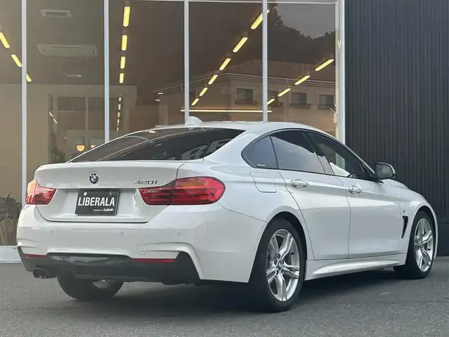ＢＭＷ ４２０ｉ グランクーペ Mスポーツ 福岡県 2017(平29)年 6.1万km アルピンホワイトⅢ ワンオーナー/アダプティブクルーズコントロール/レーンディパーチャーウォーニング/レーンチェンジウォーニング/純正ナビ/バックカメラ/Bluetooth/パークディスタンスコントロール　/CD/DVD/AUX/USB/パワーバックドア/ステアリングスイッチ/パドルシフト　/純正18インチアルミホイール/ミラー一体型ETC