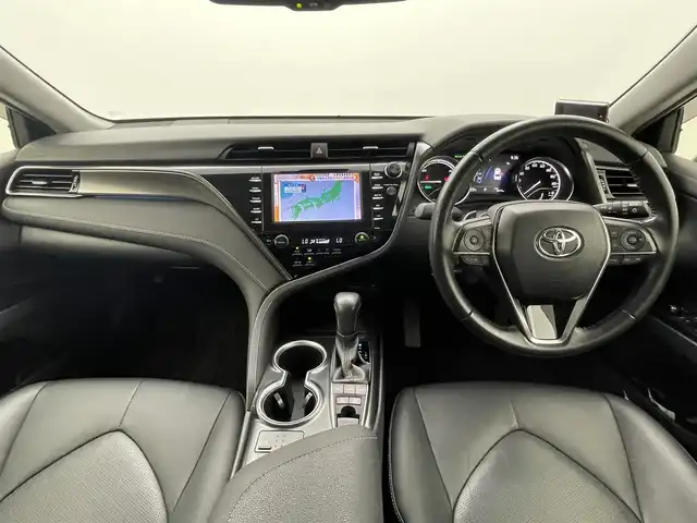 トヨタ カムリ WSレザーパッケージ 熊本県 2018(平30)年 6.7万km プラチナホワイトパールマイカ 純正ナビ（ＣＤ・ＤＶＤ・フルセグ・ＢＴ）/バックカメラ　/社外前後ドライブレコーダー　/ビルトインＥＴＣ　/前後クリアランスソナー　/前席シートヒーター　/前席パワーシート　/社外レーダー　/トヨタセーフティーセンス/・プリクラッシュセーフティ/・オートハイビーム/・ブラインドスポットモニター/・リアクロストラフィックアラート/・レーンディパーチャーアラート/・ロードサインアシスト/横滑り防止装置/ヘッドアップディスプレイ/ハーフレザーシート/純正フロアマット/純正１８インチAW/オートライト/LEDヘッドライト/フォグライト/スマートキー/プッシュスタート/保証書/取扱説明書