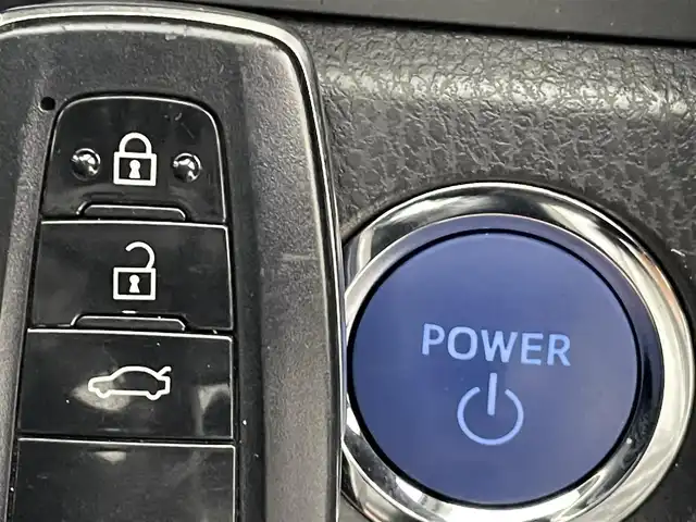 トヨタ カムリ WSレザーパッケージ 熊本県 2018(平30)年 6.7万km プラチナホワイトパールマイカ 純正ナビ（ＣＤ・ＤＶＤ・フルセグ・ＢＴ）/バックカメラ　/社外前後ドライブレコーダー　/ビルトインＥＴＣ　/前後クリアランスソナー　/前席シートヒーター　/前席パワーシート　/社外レーダー　/トヨタセーフティーセンス/・プリクラッシュセーフティ/・オートハイビーム/・ブラインドスポットモニター/・リアクロストラフィックアラート/・レーンディパーチャーアラート/・ロードサインアシスト/横滑り防止装置/ヘッドアップディスプレイ/ハーフレザーシート/純正フロアマット/純正１８インチAW/オートライト/LEDヘッドライト/フォグライト/スマートキー/プッシュスタート/保証書/取扱説明書