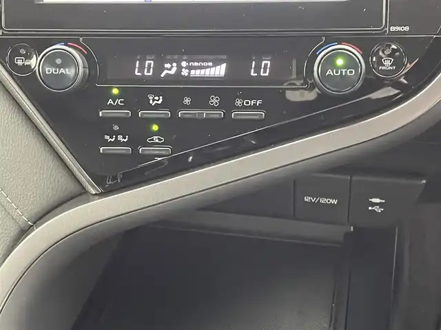 トヨタ カムリ WSレザーパッケージ 熊本県 2018(平30)年 6.7万km プラチナホワイトパールマイカ 純正ナビ（ＣＤ・ＤＶＤ・フルセグ・ＢＴ）/バックカメラ　/社外前後ドライブレコーダー　/ビルトインＥＴＣ　/前後クリアランスソナー　/前席シートヒーター　/前席パワーシート　/社外レーダー　/トヨタセーフティーセンス/・プリクラッシュセーフティ/・オートハイビーム/・ブラインドスポットモニター/・リアクロストラフィックアラート/・レーンディパーチャーアラート/・ロードサインアシスト/横滑り防止装置/ヘッドアップディスプレイ/ハーフレザーシート/純正フロアマット/純正１８インチAW/オートライト/LEDヘッドライト/フォグライト/スマートキー/プッシュスタート/保証書/取扱説明書