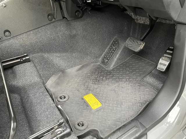 スズキ ジムニー シエラ JC 群馬県 2024(令6)年 1.1万km ブルームピンクメタリック 衝突軽減ブレーキシステム/レーンキープアシスト/レーダークルーズコントロール/社外メモリナビゲーション/（CD/DVD/SD/BT/フルセグTV）/バックカメラ/ビルトインETC/ナビ連動ドライブレコーダー/レーダー探知機/前席シートヒーター/ミラーヒーター/LEDヘッドライト/電格ミラー/ドアバイザー/社外シーケンシャルテールランプ/社外マフラー/純正フロアマット/純正15インチアルミホイール