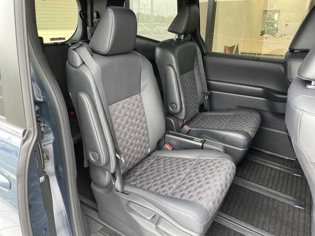 トヨタ ヴォクシー ハイブリッド S－Z 愛知県 2024(令6)年 0.8万km マッシブグレー 純正10.5型ディズプレイオーディオナビ/両側パワースライドドア/レーダークルーズコントロール/シートヒーター/バックカメラ/コーナーセンサー/純正アルミホイール/ETC2.0/LEDヘッドライト/インテリジェントミラー/リアオートエアコン/ドライブレコーダー/衝突軽減システム/フルセグ/CD DVD/Bluetooth/ステアリングスイッチ/スマートキー/プッシュスタート