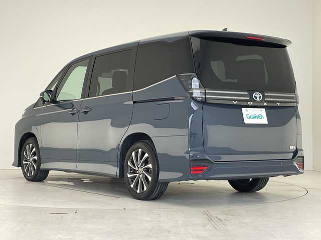 トヨタ ヴォクシー ハイブリッド S－Z 愛知県 2024(令6)年 0.8万km マッシブグレー 純正10.5型ディズプレイオーディオナビ/両側パワースライドドア/レーダークルーズコントロール/シートヒーター/バックカメラ/コーナーセンサー/純正アルミホイール/ETC2.0/LEDヘッドライト/インテリジェントミラー/リアオートエアコン/ドライブレコーダー/衝突軽減システム/フルセグ/CD DVD/Bluetooth/ステアリングスイッチ/スマートキー/プッシュスタート