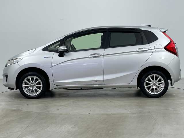 ホンダ フィット ハイブリット Lパッケージ 道央・札幌 2014(平26)年 5.7万km アラバスターシルバーメタリック ・4WD/・寒冷地仕様/・純正ナビ&TV&CD&DVD&BT&SD/・バックカメラ/・クルーズコントロール/・横滑り防止装置/・純正ドライブレコーダー/・ETC/・ステアリングスイッチ/・ハーフレザーシート/・ワイパーデアイサー/・純正フロアマット/・プッシュスタート/・LEDヘッドライト/・オートライト/・スマートキー