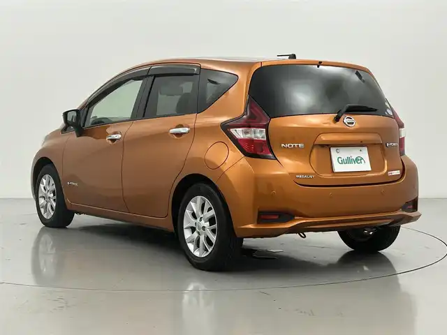 日産 ノート e－パワー メダリスト 熊本県 2017(平29)年 5.9万km オレンジ 純正ナビMM316D-W（ＣＤ・ＤＶＤ・フルセグ・ＢＴ・ＡＵＸ・Ｉｐｏｄ）/全周囲カメラ　/純正前方ドライブレコーダー　/ビルトインＥＴＣ　/前後クリアランスソナー　/衝突軽減ブレーキ　/レーンキープアシスト　/横滑り防止/電動格納ミラー/ハーフレザーシート/純正フロアマット/純正１５インチAW/オートライト/LEDヘッドライト/スマートキー/プッシュスタート