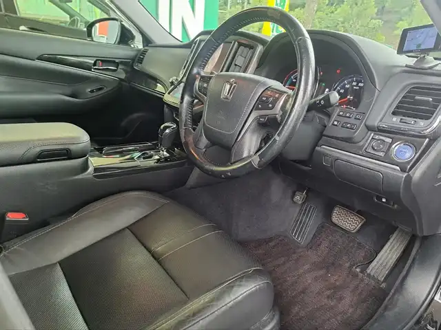 トヨタ クラウン ハイブリッド アスリートG 大阪府 2013(平25)年 11.5万km ブラック /サンルーフ//リアサンシェード//純正ディーラーHDDナビ//Bluetooth/CD/DVD/USB//フルセグテレビ//全方位カメラ・バックカメラ//前後コーナーセンサー//デジタルインナーミラー//ビルトインETC//前後純正ドライブレコーダー/DRT-H61A//GPSアンテナ内蔵レーダー探知機/GWR81sd//クルーズコントロール//前席パワーシート/D席メモリー付//前席シートヒーター・エアーシート//ステアリングヒーター//黒革シート//純正フロアマット//純正18インチアルミホイール//純正リアエアロ//ビルトインETC//スペアキー×1