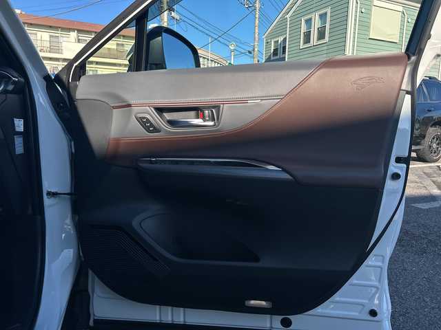 トヨタ ハリアー ハイブリッド Z レザーパッケージ 神奈川県 2023(令5)年 2.7万km プラチナホワイトパールマイカ JBLサウンドシステム/調光パノラマルーフ/モデリスタエアロ/wedsクレンツェ21インチアルミ/純正ナビ(AM/FM/USB/BT/フルセグTV/Miracast)/パノラミックビューモニター/RS-Rダウンサス/衝突被害軽減ブレーキ/レーンキープアシスト/ブラインドスポットモニター/クリアランスソナー/オートハイビーム/レーダークルーズコントロール/黒革シート/D/N席エアーシート/D/N席パワーシート(D席メモリー)/ステアリングヒーター/デジタルインナーミラー/ヘッドアップディスプレイ/パワーバックドア/ビルトインETC2.0/前方ドライブレコーダー/社外GPSレーダー/純正夏タイヤ付AW積込/スペアキー×1/保証書/取扱説明書