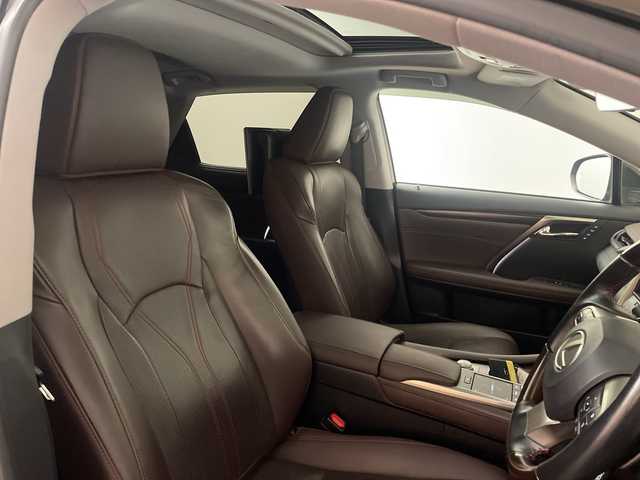 レクサス ＲＸ 450h バージョンL 愛媛県 2021(令3)年 4.8万km グラファイトブラックガラスフレーク ムーンルーフ　110000円/マークレビンソンプレミアムサラウンドサウンドシステム　229900円/後席モニター//235/55R20 102Vタイヤ＆20X8Jアルミホイール（切削光輝）/Lexus Safety System＋　　 プリクラッシュセーフティ（歩行者［昼夜］・自転車運転者［昼］検知機能付衝突回避支援タイプ/ミリ波レーダー＋単眼カメラ方式）/レーントレーシングアシスト［LTA］/オートマチックハイビーム［AHB］/レーダークルーズコントロール（全車速追従機能付）/ロードサインアシスト［RSA］/（付帯機能）先行車発進告知機能［TMN］/N］/パーキングサポートブレーキ（静止物＋後方接近車両）［PKSB］/三眼フルLEDヘッドランプ（ロー・ハイビーム）＆LEDシーケンシャルターンシグナルランプ（フロント・リヤ）/カラーヘッドアップディスプレイ/ステアリングヒーター/セミアニリン本革シート（運転席・助手席ポジションメモリー/運転席・助手席ベンチレーション機能付）/パワーバックドア/パノラミックビューモニター/ETC２．０/全席シートヒーター