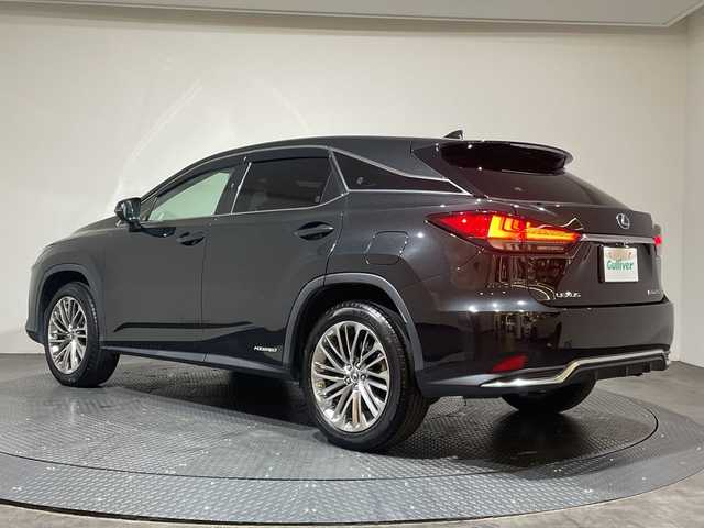 レクサス ＲＸ 450h バージョンL 愛媛県 2021(令3)年 4.8万km グラファイトブラックガラスフレーク ムーンルーフ　110000円/マークレビンソンプレミアムサラウンドサウンドシステム　229900円/後席モニター//235/55R20 102Vタイヤ＆20X8Jアルミホイール（切削光輝）/Lexus Safety System＋　　 プリクラッシュセーフティ（歩行者［昼夜］・自転車運転者［昼］検知機能付衝突回避支援タイプ/ミリ波レーダー＋単眼カメラ方式）/レーントレーシングアシスト［LTA］/オートマチックハイビーム［AHB］/レーダークルーズコントロール（全車速追従機能付）/ロードサインアシスト［RSA］/（付帯機能）先行車発進告知機能［TMN］/N］/パーキングサポートブレーキ（静止物＋後方接近車両）［PKSB］/三眼フルLEDヘッドランプ（ロー・ハイビーム）＆LEDシーケンシャルターンシグナルランプ（フロント・リヤ）/カラーヘッドアップディスプレイ/ステアリングヒーター/セミアニリン本革シート（運転席・助手席ポジションメモリー/運転席・助手席ベンチレーション機能付）/パワーバックドア/パノラミックビューモニター/ETC２．０/全席シートヒーター