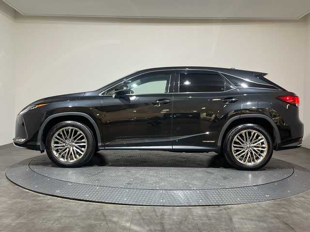 レクサス ＲＸ 450h バージョンL 愛媛県 2021(令3)年 4.8万km グラファイトブラックガラスフレーク ムーンルーフ　110000円/マークレビンソンプレミアムサラウンドサウンドシステム　229900円/後席モニター//235/55R20 102Vタイヤ＆20X8Jアルミホイール（切削光輝）/Lexus Safety System＋　　 プリクラッシュセーフティ（歩行者［昼夜］・自転車運転者［昼］検知機能付衝突回避支援タイプ/ミリ波レーダー＋単眼カメラ方式）/レーントレーシングアシスト［LTA］/オートマチックハイビーム［AHB］/レーダークルーズコントロール（全車速追従機能付）/ロードサインアシスト［RSA］/（付帯機能）先行車発進告知機能［TMN］/N］/パーキングサポートブレーキ（静止物＋後方接近車両）［PKSB］/三眼フルLEDヘッドランプ（ロー・ハイビーム）＆LEDシーケンシャルターンシグナルランプ（フロント・リヤ）/カラーヘッドアップディスプレイ/ステアリングヒーター/セミアニリン本革シート（運転席・助手席ポジションメモリー/運転席・助手席ベンチレーション機能付）/パワーバックドア/パノラミックビューモニター/ETC２．０/全席シートヒーター