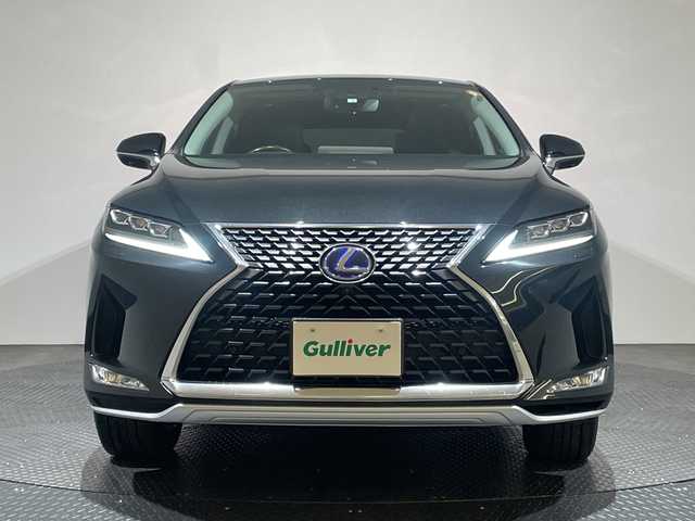 レクサス ＲＸ 450h バージョンL 愛媛県 2021(令3)年 4.8万km グラファイトブラックガラスフレーク ムーンルーフ　110000円/マークレビンソンプレミアムサラウンドサウンドシステム　229900円/後席モニター//235/55R20 102Vタイヤ＆20X8Jアルミホイール（切削光輝）/Lexus Safety System＋　　 プリクラッシュセーフティ（歩行者［昼夜］・自転車運転者［昼］検知機能付衝突回避支援タイプ/ミリ波レーダー＋単眼カメラ方式）/レーントレーシングアシスト［LTA］/オートマチックハイビーム［AHB］/レーダークルーズコントロール（全車速追従機能付）/ロードサインアシスト［RSA］/（付帯機能）先行車発進告知機能［TMN］/N］/パーキングサポートブレーキ（静止物＋後方接近車両）［PKSB］/三眼フルLEDヘッドランプ（ロー・ハイビーム）＆LEDシーケンシャルターンシグナルランプ（フロント・リヤ）/カラーヘッドアップディスプレイ/ステアリングヒーター/セミアニリン本革シート（運転席・助手席ポジションメモリー/運転席・助手席ベンチレーション機能付）/パワーバックドア/パノラミックビューモニター/ETC２．０/全席シートヒーター