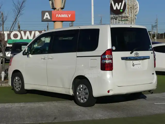 トヨタ ノア X スペシャルエディション 千葉県 2013(平25)年 8.9万km ホワイトパールクリスタルシャイン 両側パワースライドドア/純正HDDナビ/地デジTV/【DVD/CD再生機能　Bluetooth接続】/バックカメラ/ETC/HIDヘッドライト/フォグライト/ウインカーミラー/スマートキー