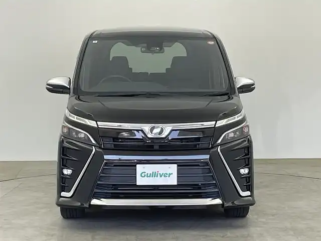 トヨタ ヴォクシー ZS 煌 千葉県 2018(平30)年 2.7万km イナズマスパーキングブラックガラスフレーク 純正10インチメモリナビ/　AM/FM/CD/DVD/BT/フルセグ/両側パワースライドドア/プリクラッシュセーフティ/レーンキープアシスト/オートハイビーム /レーダークルーズコントロール/横滑り防止装置/アイドリングストップ/ビルとインETC/純正16インチアルミホイール/電動格納ミラー/ステアリングスイッチ/革巻きステアリング/純正フロアマット/スマートキー