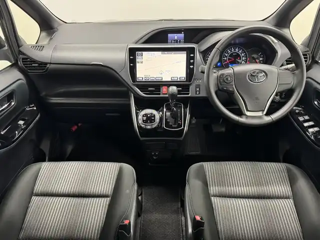 トヨタ ヴォクシー ZS 煌 三重県 2018(平30)年 2.7万km イナズマスパーキングブラックガラスフレーク ガソリン/FF/MTモード付インパネCVT/純正 10インチナビ NSZT-Z66T/（AM/FM/CD/DVD/TV/SD/SDREC/Bluetooth）/バックカメラ/両側パワースライドドア/ビルトイン ETC/Toyota Safety Sense/・プリクラッシュセーフティ［PCS］/・レーンディパーチャーアラート［LDA］/・オートハイビーム［AHB］/・横滑り防止装置［TRC］/など/装備/・クルーズコントロール/・左右独立温度調整＆後席独立調整オートエアコン/・オートライト/・LED ヘッドランプ＆フロントフォグランプ/・ステアリングスイッチ/・プッシュスタート/・充電用USBジャックx2/・純正16inAW/・保/取/・スマートキーx1/など
