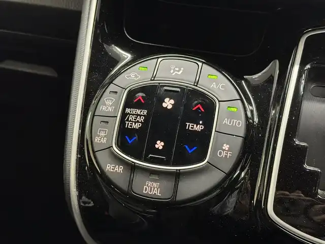 トヨタ ヴォクシー ZS 煌 三重県 2018(平30)年 2.7万km イナズマスパーキングブラックガラスフレーク ガソリン/FF/MTモード付インパネCVT/純正 10インチナビ NSZT-Z66T/（AM/FM/CD/DVD/TV/SD/SDREC/Bluetooth）/バックカメラ/両側パワースライドドア/ビルトイン ETC/Toyota Safety Sense/・プリクラッシュセーフティ［PCS］/・レーンディパーチャーアラート［LDA］/・オートハイビーム［AHB］/・横滑り防止装置［TRC］/など/装備/・クルーズコントロール/・左右独立温度調整＆後席独立調整オートエアコン/・オートライト/・LED ヘッドランプ＆フロントフォグランプ/・ステアリングスイッチ/・プッシュスタート/・充電用USBジャックx2/・純正16inAW/・保/取/・スマートキーx1/など