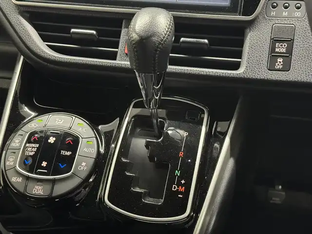 トヨタ ヴォクシー ZS 煌 三重県 2018(平30)年 2.7万km イナズマスパーキングブラックガラスフレーク ガソリン/FF/MTモード付インパネCVT/純正 10インチナビ NSZT-Z66T/（AM/FM/CD/DVD/TV/SD/SDREC/Bluetooth）/バックカメラ/両側パワースライドドア/ビルトイン ETC/Toyota Safety Sense/・プリクラッシュセーフティ［PCS］/・レーンディパーチャーアラート［LDA］/・オートハイビーム［AHB］/・横滑り防止装置［TRC］/など/装備/・クルーズコントロール/・左右独立温度調整＆後席独立調整オートエアコン/・オートライト/・LED ヘッドランプ＆フロントフォグランプ/・ステアリングスイッチ/・プッシュスタート/・充電用USBジャックx2/・純正16inAW/・保/取/・スマートキーx1/など