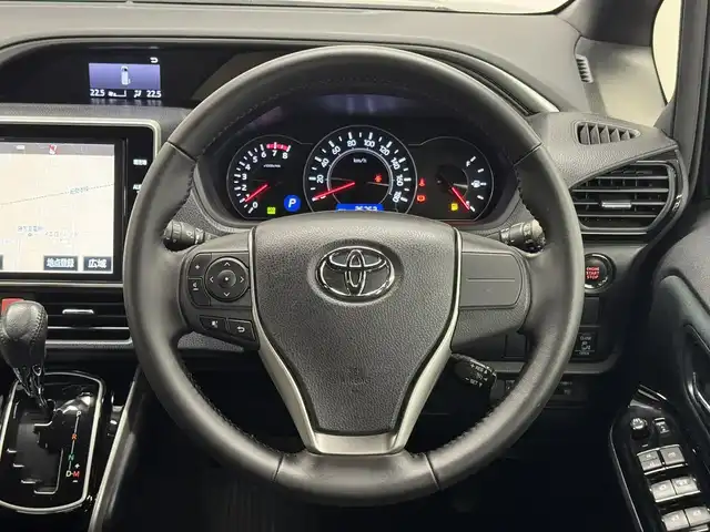 トヨタ ヴォクシー ZS 煌 三重県 2018(平30)年 2.7万km イナズマスパーキングブラックガラスフレーク ガソリン/FF/MTモード付インパネCVT/純正 10インチナビ NSZT-Z66T/（AM/FM/CD/DVD/TV/SD/SDREC/Bluetooth）/バックカメラ/両側パワースライドドア/ビルトイン ETC/Toyota Safety Sense/・プリクラッシュセーフティ［PCS］/・レーンディパーチャーアラート［LDA］/・オートハイビーム［AHB］/・横滑り防止装置［TRC］/など/装備/・クルーズコントロール/・左右独立温度調整＆後席独立調整オートエアコン/・オートライト/・LED ヘッドランプ＆フロントフォグランプ/・ステアリングスイッチ/・プッシュスタート/・充電用USBジャックx2/・純正16inAW/・保/取/・スマートキーx1/など