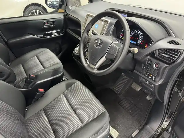 トヨタ ヴォクシー ZS 煌 三重県 2018(平30)年 2.7万km イナズマスパーキングブラックガラスフレーク ガソリン/FF/MTモード付インパネCVT/純正 10インチナビ NSZT-Z66T/（AM/FM/CD/DVD/TV/SD/SDREC/Bluetooth）/バックカメラ/両側パワースライドドア/ビルトイン ETC/Toyota Safety Sense/・プリクラッシュセーフティ［PCS］/・レーンディパーチャーアラート［LDA］/・オートハイビーム［AHB］/・横滑り防止装置［TRC］/など/装備/・クルーズコントロール/・左右独立温度調整＆後席独立調整オートエアコン/・オートライト/・LED ヘッドランプ＆フロントフォグランプ/・ステアリングスイッチ/・プッシュスタート/・充電用USBジャックx2/・純正16inAW/・保/取/・スマートキーx1/など
