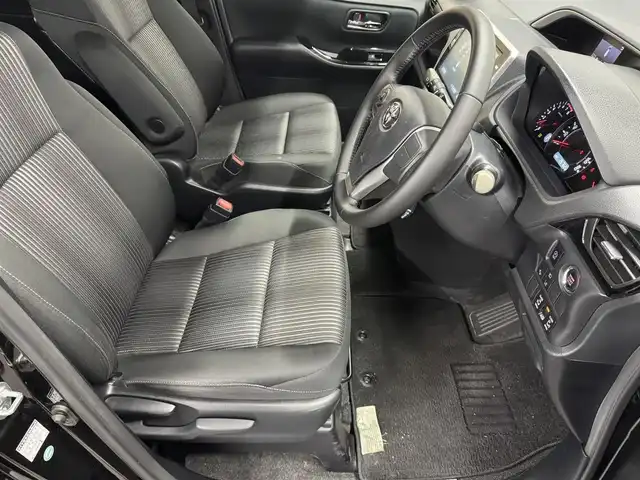 トヨタ ヴォクシー ZS 煌 三重県 2018(平30)年 2.7万km イナズマスパーキングブラックガラスフレーク ガソリン/FF/MTモード付インパネCVT/純正 10インチナビ NSZT-Z66T/（AM/FM/CD/DVD/TV/SD/SDREC/Bluetooth）/バックカメラ/両側パワースライドドア/ビルトイン ETC/Toyota Safety Sense/・プリクラッシュセーフティ［PCS］/・レーンディパーチャーアラート［LDA］/・オートハイビーム［AHB］/・横滑り防止装置［TRC］/など/装備/・クルーズコントロール/・左右独立温度調整＆後席独立調整オートエアコン/・オートライト/・LED ヘッドランプ＆フロントフォグランプ/・ステアリングスイッチ/・プッシュスタート/・充電用USBジャックx2/・純正16inAW/・保/取/・スマートキーx1/など