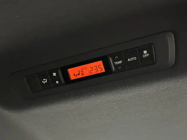 トヨタ ヴォクシー ZS 煌 三重県 2018(平30)年 2.7万km イナズマスパーキングブラックガラスフレーク ガソリン/FF/MTモード付インパネCVT/純正 10インチナビ NSZT-Z66T/（AM/FM/CD/DVD/TV/SD/SDREC/Bluetooth）/バックカメラ/両側パワースライドドア/ビルトイン ETC/Toyota Safety Sense/・プリクラッシュセーフティ［PCS］/・レーンディパーチャーアラート［LDA］/・オートハイビーム［AHB］/・横滑り防止装置［TRC］/など/装備/・クルーズコントロール/・左右独立温度調整＆後席独立調整オートエアコン/・オートライト/・LED ヘッドランプ＆フロントフォグランプ/・ステアリングスイッチ/・プッシュスタート/・充電用USBジャックx2/・純正16inAW/・保/取/・スマートキーx1/など