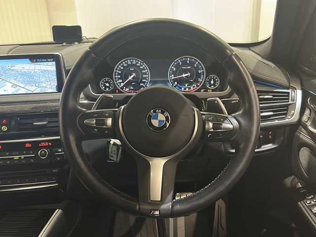 ＢＭＷ Ｘ６ xDrive50i Mスポーツ 新潟県 2018(平30)年 2.9万km サファイアブラックP XDrive（４WD）/電動ガラス・サンルーフ/ドライビングアシストプラス/・アクティブクルーズコントロール/・車線逸脱警告機能/・衝突回避/被害軽減ブレーキ/コンフォートパッケージ/・フロントコンフォートシート/・フロントベンチレーションシート/・4ゾーンオートマチックエアコンディショナー/10.2インチワイドディスプレイ/・HDDナビゲーション/・Bluetooth/USB/AUX/・CD/DVD/・フルセグTV/Mエアロダイナミクスパッケージ/ハーマンカードン/ヘッドアップディスプレイ/ETC/前後ドライブレコーダー/ソフトクローズ/オートマチックテールゲートオペレーション