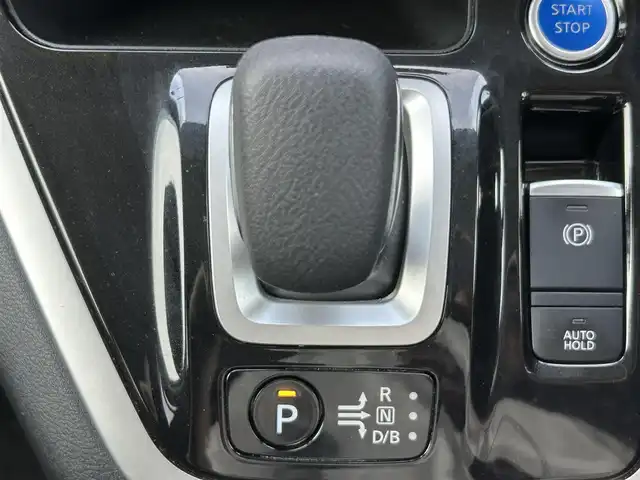 日産 セレナ e－パワー ハイウェイスター V 和歌山県 2018(平30)年 5万km ブリリアントホワイトパール 純正９インチナビ/フルセグTV/アラウンドビューモニター/デジタルインナー/（BT/USB/CD/DVD)/エマージェンシーブレーキ/プロパイロット/車線逸脱警報/ソナー/両側パワースライドドア/ハンズフリーオートスライドドア/純正フロアマット/純正アルミホイール/ビルトインETC/前席シートヒーター/ステアリングヒーター/LEDヘッドライト/フォグランプ/オートライト