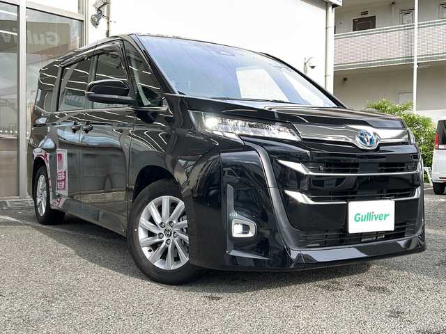 トヨタ ノア ハイブリッド Z 兵庫県 2024(令6)年 1.4万km アティチュードブラックマイカ ワンオーナー/純正ディスプレイオーディオ　Bluetooth/AppleCarPlay/AndroldAuto/USB//AM/FM//純正ETC2.0/ドライブレコーダー（前後）/3列シート/両側パワースライドドア/純正フロアマット/シートヒーター（D+N席）/シートバックテーブル/ハーフレザーシート/１００V充電/Wエアコン/アダプティブクルーズコントロール/アンチロック・ブレーキ・システム/アイドリングストップ/レーンキープアシスト/コーナーセンサー（前後）/横滑り防止装置/盗難防止装置/パワーステアリング/パワーウィンドウ/バックカメラ/オートライト/オートマチックハイビーム/エアバッグ（W+サイド）/カーテンエアバッグ/スペアキー（1本）/保証書/取扱説明書