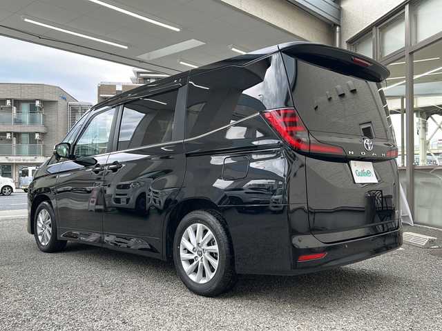 トヨタ ノア ハイブリッド Z 兵庫県 2024(令6)年 1.4万km アティチュードブラックマイカ ワンオーナー/純正ディスプレイオーディオ　Bluetooth/AppleCarPlay/AndroldAuto/USB//AM/FM//純正ETC2.0/ドライブレコーダー（前後）/3列シート/両側パワースライドドア/純正フロアマット/シートヒーター（D+N席）/シートバックテーブル/ハーフレザーシート/１００V充電/Wエアコン/アダプティブクルーズコントロール/アンチロック・ブレーキ・システム/アイドリングストップ/レーンキープアシスト/コーナーセンサー（前後）/横滑り防止装置/盗難防止装置/パワーステアリング/パワーウィンドウ/バックカメラ/オートライト/オートマチックハイビーム/エアバッグ（W+サイド）/カーテンエアバッグ/スペアキー（1本）/保証書/取扱説明書