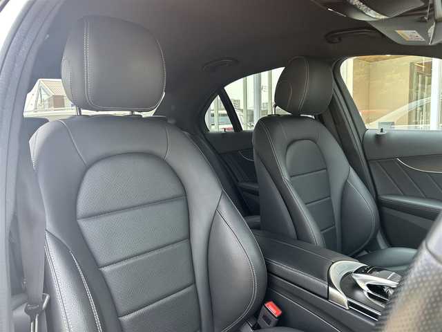 メルセデス・ベンツ Ｃ２２０ｄ ローレウスED スポーツプラスPKG 福岡県 2021(令3)年 5.1万km ポーラホワイト レーダーセーフティパッケージ/アダプティブクルーズコントロール/ブラインドスポットモニター/レーンキープアシスト/アクティブセーフティブレーキ/ワイヤレス充電/ヘッドアップディスプレイ/純正ナビ/Applecarplay/androidauto/フルセグTV/バックカメラ　/Bluetooth/エアーサスペンション/黒革シート/前席シートヒーター/パワーバックドア/LEDヘッドライト/純正18インチアルミホイール/ETC/スペアキー×1