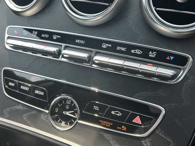 メルセデス・ベンツ Ｃ２２０ｄ ローレウスED スポーツプラスPKG 福岡県 2021(令3)年 5.1万km ポーラホワイト レーダーセーフティパッケージ/アダプティブクルーズコントロール/ブラインドスポットモニター/レーンキープアシスト/アクティブセーフティブレーキ/ワイヤレス充電/ヘッドアップディスプレイ/純正ナビ/Applecarplay/androidauto/フルセグTV/バックカメラ　/Bluetooth/エアーサスペンション/黒革シート/前席シートヒーター/パワーバックドア/LEDヘッドライト/純正18インチアルミホイール/ETC/スペアキー×1