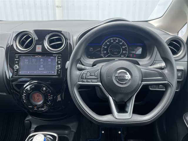 日産 ノート e－パワー X 愛媛県 2018(平30)年 7.5万km ブリリアントホワイトパール フォグランプ/純正SDナビ/Bluetooth/CD/USB/ワンセグTV/バックカメラ/コーナーセンサー/ドラレコ/ETC/スペアキー/LED/オートライト/パワーステアリング/パワーウィンドウ/アイドリングストップ/レーンキープアシスト/純正フロアマット/純正アルミホイール
