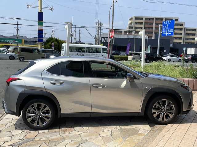 レクサス ＵＸ 250h Fスポーツ 静岡県 2020(令2)年 2.5万km ソニックチタニウム 【主要装備】/純正ナビ　/アラウンドビューモニター　/赤レザーシート　/ステアリングスイッチ　/レーダークルーズコントロール　/ドライブレコーダー　/プッシュスタート　/スマートキー　/パドルシフト　/ハンドルヒーター　/サンルーフ/置くだけ充電/ブレーキホールド/ETC2.0/ブラインドスポットビューモニター