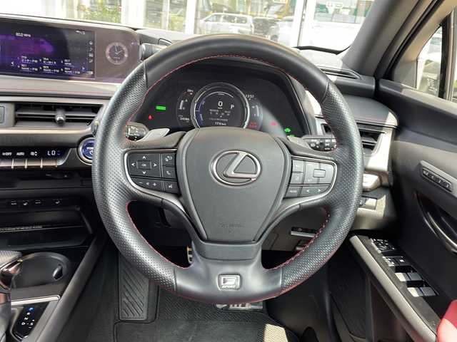 レクサス ＵＸ 250h Fスポーツ 静岡県 2020(令2)年 2.5万km ソニックチタニウム 【主要装備】/純正ナビ　/アラウンドビューモニター　/赤レザーシート　/ステアリングスイッチ　/レーダークルーズコントロール　/ドライブレコーダー　/プッシュスタート　/スマートキー　/パドルシフト　/ハンドルヒーター　/サンルーフ/置くだけ充電/ブレーキホールド/ETC2.0/ブラインドスポットビューモニター