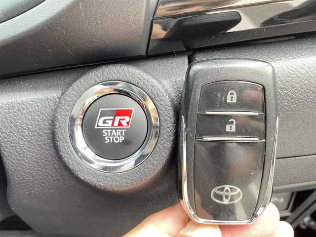 トヨタ ハイラックス Z GRスポーツ 愛媛県 2022(令4)年 2.3万km アティチュードブラックマイカ 純正ディスプレイオーディオ/・Bluetooth/・Miracast/・FM/AM/・USB/前後ドライブレコーダー/バック・フロント・サイド・全方位カメラ/ETC/レーダークルーズコントロール/パワーシート/スペアキー/サイドステップ/マッドガード/パートタイム4WDシステム/プリクラッシュセーフティ/レーンディパーチャーアラート/ロードサインアシスト/先行車発進告知機能/LEDフロントフォグランプ