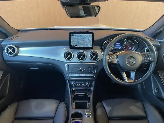 メルセデス・ベンツ ＧＬＡ２２０ 4マチック 愛知県 2017(平29)年 1.2万km カルサイトホワイト プレミアムパッケージ/　パノラミックスライディングルーフ/　メモリ付きフルパワーシート/　アンビエントライト/　Harman/Kardonサウンドシステム/レーダーセーフティパッケージ/　アダプティブクルーズコントロール/　レーンキープアシスト/　ブラインドスポットモニター/純正HDDナビ/　SD/USB/Bluetooth/バックカメラ/パドルシフト/シートヒーター/LEDヘッドライト/純正18インチAW/キーレスゴー