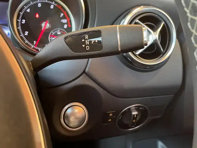 メルセデス・ベンツ ＧＬＡ２２０ 4マチック 愛知県 2017(平29)年 1.2万km カルサイトホワイト プレミアムパッケージ/　パノラミックスライディングルーフ/　メモリ付きフルパワーシート/　アンビエントライト/　Harman/Kardonサウンドシステム/レーダーセーフティパッケージ/　アダプティブクルーズコントロール/　レーンキープアシスト/　ブラインドスポットモニター/純正HDDナビ/　SD/USB/Bluetooth/バックカメラ/パドルシフト/シートヒーター/LEDヘッドライト/純正18インチAW/キーレスゴー