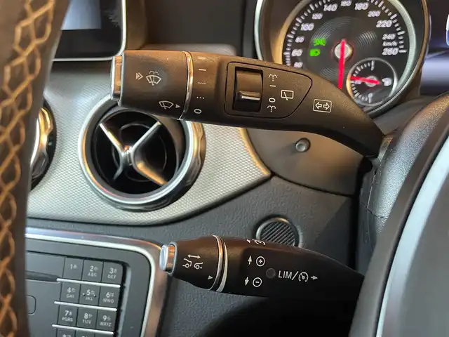 メルセデス・ベンツ ＧＬＡ２２０ 4マチック 愛知県 2017(平29)年 1.2万km カルサイトホワイト プレミアムパッケージ/　パノラミックスライディングルーフ/　メモリ付きフルパワーシート/　アンビエントライト/　Harman/Kardonサウンドシステム/レーダーセーフティパッケージ/　アダプティブクルーズコントロール/　レーンキープアシスト/　ブラインドスポットモニター/純正HDDナビ/　SD/USB/Bluetooth/バックカメラ/パドルシフト/シートヒーター/LEDヘッドライト/純正18インチAW/キーレスゴー