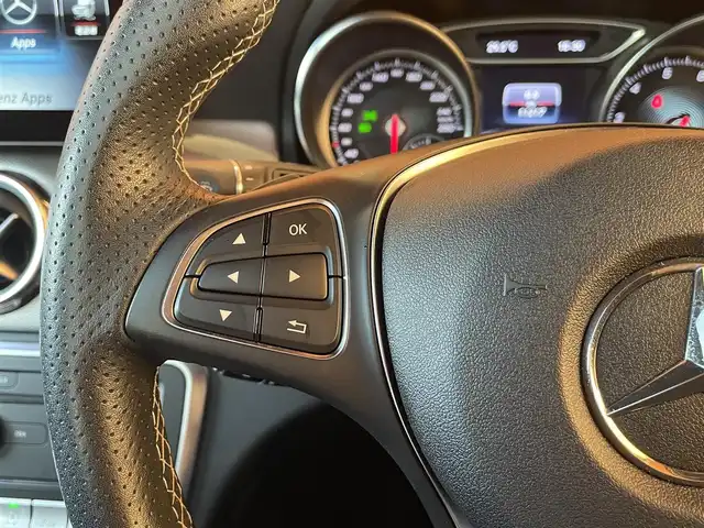 メルセデス・ベンツ ＧＬＡ２２０ 4マチック 愛知県 2017(平29)年 1.2万km カルサイトホワイト プレミアムパッケージ/　パノラミックスライディングルーフ/　メモリ付きフルパワーシート/　アンビエントライト/　Harman/Kardonサウンドシステム/レーダーセーフティパッケージ/　アダプティブクルーズコントロール/　レーンキープアシスト/　ブラインドスポットモニター/純正HDDナビ/　SD/USB/Bluetooth/バックカメラ/パドルシフト/シートヒーター/LEDヘッドライト/純正18インチAW/キーレスゴー