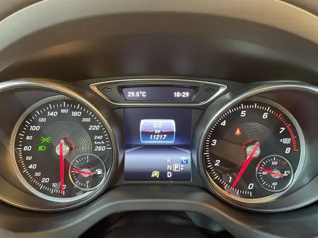 メルセデス・ベンツ ＧＬＡ２２０ 4マチック 愛知県 2017(平29)年 1.2万km カルサイトホワイト プレミアムパッケージ/　パノラミックスライディングルーフ/　メモリ付きフルパワーシート/　アンビエントライト/　Harman/Kardonサウンドシステム/レーダーセーフティパッケージ/　アダプティブクルーズコントロール/　レーンキープアシスト/　ブラインドスポットモニター/純正HDDナビ/　SD/USB/Bluetooth/バックカメラ/パドルシフト/シートヒーター/LEDヘッドライト/純正18インチAW/キーレスゴー